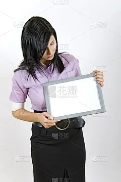 拿着空白相框的女商人