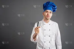 年轻男子穿着白色厨师服，出示名片