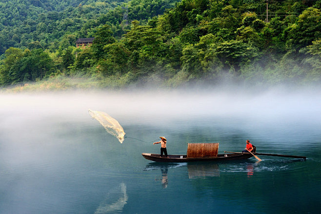 湖南郴州小东江，以雾闻名。山水之间，云雾...