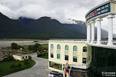 又是阴雨绵绵的天气，整个机场笼罩在湿气中。离开拉萨后，感觉日照就逐渐减少，还是喜...