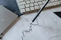 工作空间上的图表、图表、财务数据文档。财务评审分析背景。反射光和耀斑。