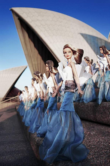 以悉尼歌剧院为灵感设计的芭比礼服