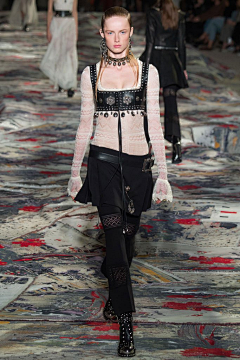 SIRMARTIN采集到【时尚2017】Alexander McQueen 2017春夏