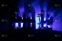 以城市中心区为背景的灾难电影海报概念。夜景。被战争摧毁的城市。