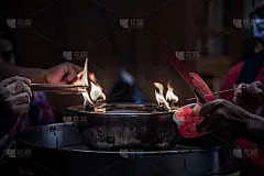 在曼谷Mangkon Kamalawat的一座寺庙里，香火正在燃烧。