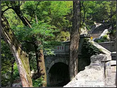 b 山路弯弯十八盘 climbing the tai mount