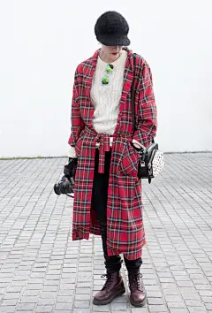【图】历久弥新的经典元素！欧美型人街拍之格纹冬日时髦搭：跳出英伦学院风条框，一起寻找搭配新灵感！_第9页_欧美街拍_海报时尚网