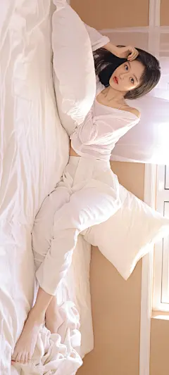 居家美女 白色裤子 全面屏手机壁纸高清_彼岸手机壁纸