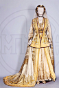 希腊王后奥尔加制定的传统风格宫廷装束，结合了希腊传统服饰和当时流行的欧洲宫廷元素