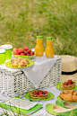 夏天:在草地上野餐——咖啡和牛角面包，果汁和浆果。