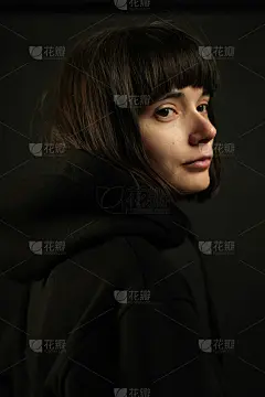 穿黑衣服的漂亮姑娘