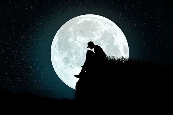 夜晚星空,月亮,人影,群星,山顶.一轮茭.