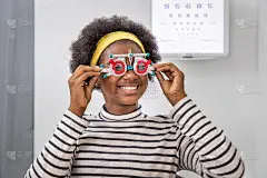 非洲年轻妇女女孩在诊所或眼镜店使用试用框架进行眼睛检查。护眼的概念。