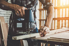 木匠在车间加工木制品以生产建筑材料或木制家具.这位年轻的亚洲木匠用专业的工具做手工.DIY制造商和木