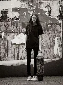 如果我是滑板女孩，那我一定要做Natalie Westling : 还记得在之前的聊聊时尚圈里，我们曾经为大家介绍过红发超模Rianne van Rompaey吗？她是我们的《Vogue服饰与美容》的十月刊封面超模、Grace Coddington最喜欢的红发超模之一，Grace还为她画了一副插画。