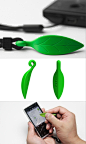 这款叶形触控笔由上海留白创新团队为HTC设计，外形为一枚绿色的叶子，符号化的叶子造型体现了HTC的环保理念，触笔的叶柄为一个挂钩，可以挂在手机挂绳上。
在材料的选择上，这款叶形触控笔采用POM，韧性好，耐磨，手感舒适，书写流畅。 #设计# 更多：http://www.shejipi.com/