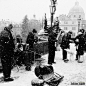 捷克，布拉格，雪中的街头乐队。by Hecter Kim。