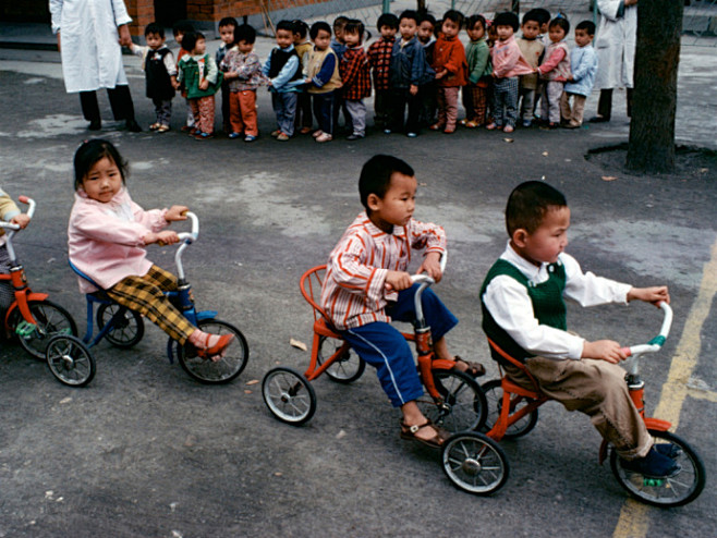 老照片 | 中国生活，1980年。摄影：...