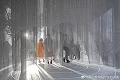 #MGC创意集#

上海新天地“坛城” | 在隐喻的城市中重新发现自己

装置高度四米，金属幕帘或围合或遮挡，表面有光泽和垂感，光会投射形成灰空间，亦可以透射光影。叠影和人的互动关系，有实有虚，这种剖面的关系和平面意义上迷宫的意义也是相通的。当你在这个城市探索，有时会走到死胡同，有时会柳暗花 ​​​​...展开全文c