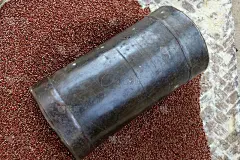 一堆谷子，装在竹簸箕里，用量器量度