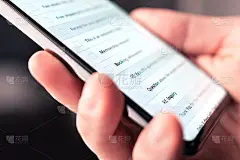 电子邮件收件箱在移动电话与列表的新未读消息，营销时事通讯和垃圾邮件。人看数字邮件帐户与智能手机。