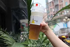 mluulu是&quot;CGDA设计大赛&quot;获奖作品呦
——
【mluulu】甜小馆    品牌设计
  主营：甜点  饮品
  设计时不考虑 蛋糕 甜品等被使用过多的元素，而是以一盏手绘吊灯。隐喻了吃到好吃的甜品的一瞬间，心就被点亮了！  颜色使用了小面积神秘的深蓝色，和大面积温暖的柠檬黄。十足的体现品牌的小众风味，和温暖人心的特质。
slogan：【用一份甜品点亮生活】
