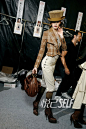 复古优雅的骑士女郎：Christian Dior（克里斯汀·迪奥）2010秋冬高级成衣秀妆容推荐！_悦美妆频道