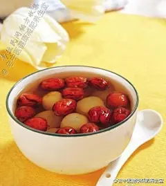 【超简单补气血食疗方法】1、红枣10粒切开，枸杞子10粒，煮水喝，补血补肾，治腰膝酸软，长年吃，有养颜祛斑的作用；2、红枣在铁锅里炒黑后泡水喝，可以治疗胃寒，胃痛，再放入桂圆，就是补血、补气的茶了。3、红枣，花生，桂圆，红塘，加水在锅里炖，炖得烂烂的，长期吃补血的效果很好。女人必学哦~！