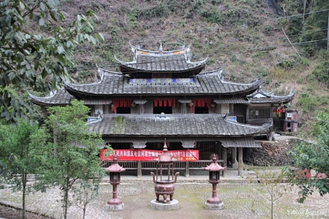 @Aier闽 漳平华唐阁 华唐阁位于漳平市新桥镇，省级文保。其建于明成化时期，结构复杂，二层需通过外边台阶到达，左右两间小屋疑似为清代加建 ...