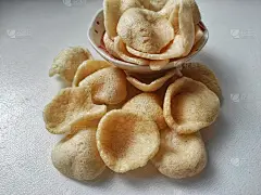 白色背景上的小虾片