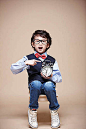 人,亚洲人,未成年学生,教育,教育业职位_gic5901781_boy pointing at clock_创意图片_Getty Images China