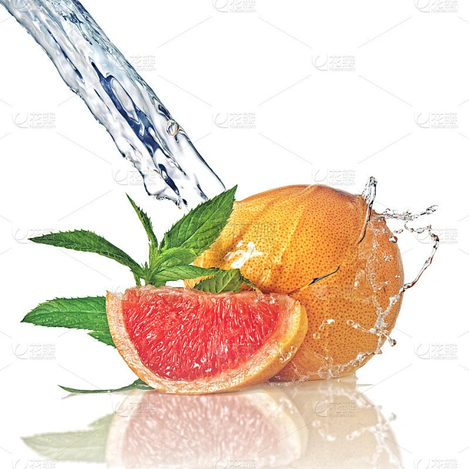 水溅在葡萄柚与薄荷隔离
