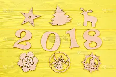 数字2018和木制新年人物。