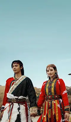 #超适合做壁纸的剧照#
电视剧《东宫》啊！！
随便一张都可以做壁纸，绝美！！
一只狐狸啊，它坐在沙丘上
坐在沙丘上瞧着月亮…… ​​​​