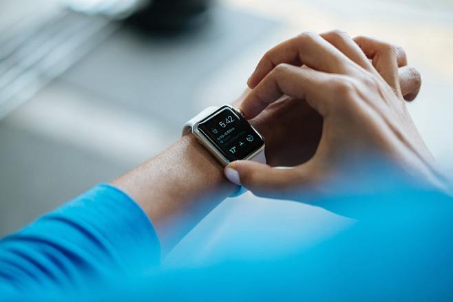 单击苹果手表smartwatch的人