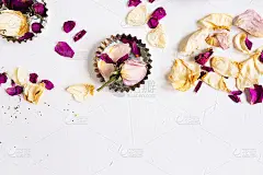 干花插花。白色的花蕾和粉红色的玫瑰花瓣在白色的背景上。爱的象征为快乐的女人，母亲，情人节，贺卡模板。