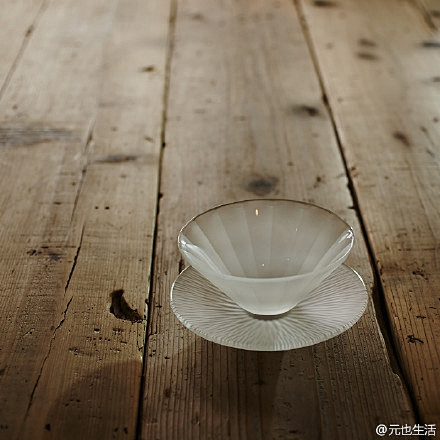 银光白雪，皑皑冬情，两只描绘冬日风情的玻...