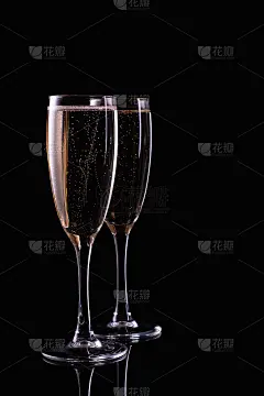 两杯黑底白葡萄酒香槟