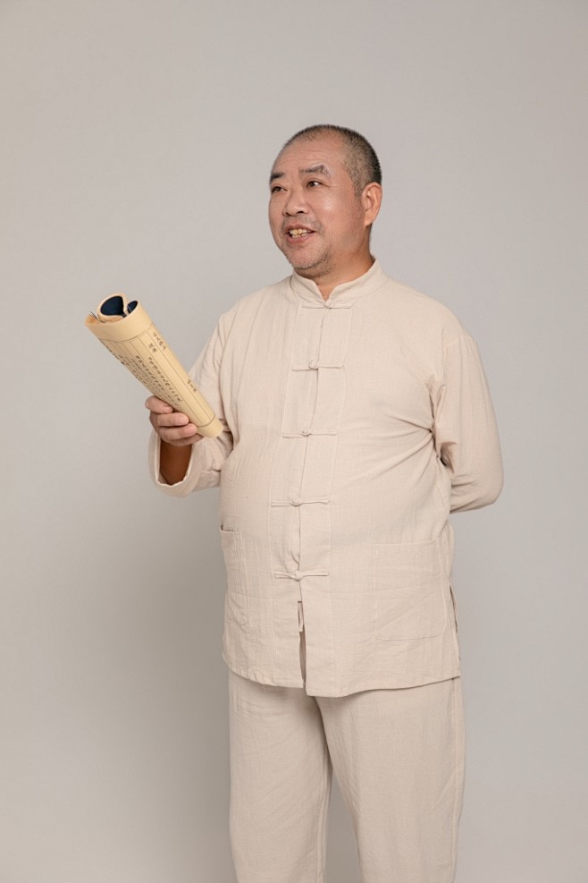 看书阅读居家养生老年人摄影图