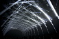 「Light Sculpture - Line」系列作品。透过光之线条的集合对空间进行再构成并建构立体造形。由於空间和立体造形都是由光线所组成，所以观赏者的身体可以整个没入作品之中。 CONCEPT Light Sculpture - Line 由光线集合体将空间重组并建构立体物。而这些空间与立体物都透过可用数位方式控制的光线集合体进行互动性的动作。由於空间与立体物都是由光线所构成的，所以观赏者的身体能够完全进入里头。