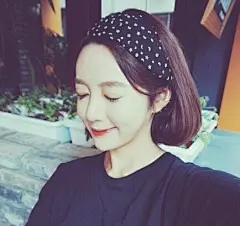 理想中的女孩子的样子应该是柔软的、动情的、对爱和美好是敏感的，而现在这种天性之中的简单却很难见到了。硬挤出来的矫情、相处中褪不掉的城府、对愿望功利化的驱使，我们让太多的粗糙的东西变得自然而然了。女人，不求深刻，只求简单。愿我们都能停下脚步，换种标准打量现在的自己。