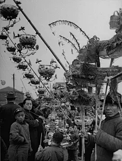 1949年2月，南京。春节洋溢的节日气氛，街头的小贩和市民们。