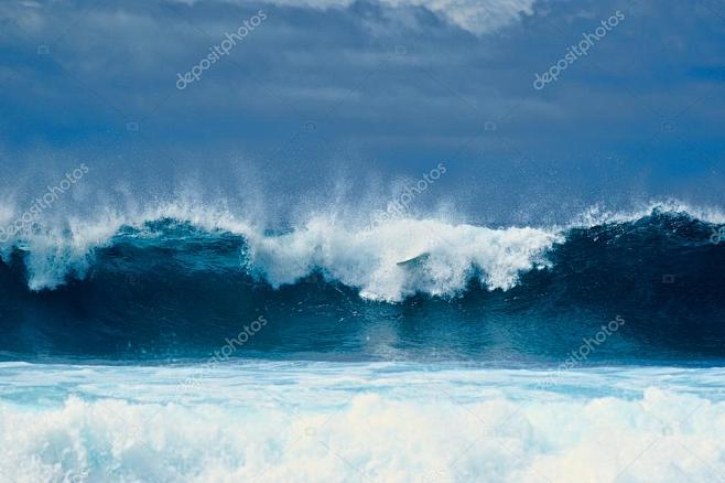 高大波浪的海洋表面