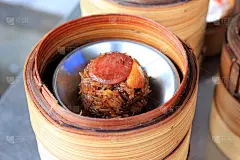 团团点心都是在炉子上蒸着的中餐馆里很受欢迎，食物就是放在容器里(点心)好吃的吃。