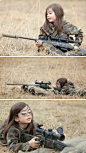 近日，网络上出现了一组5岁女孩手持狙击步枪的照片，这位小萝莉名叫Charlie，今年5岁，她爸爸给她量身定做了一套迷彩服，并给她亲手造了一把雷明顿700狙击步枪