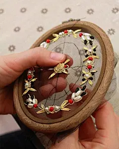 #森女手作工坊# 来着俄罗斯艺术家Krista Decor的刺绣作品 ​​​​，灵动~ ​​​​