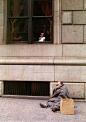 Joel Meyerowitz，美国街头摄影大师，出生于1938年，他曾说过“每条街道都有自己的身份”（Every street has its own identity）。在彩色摄影仍不被认为是一种严肃艺术种类时，他大力促进了彩色摄影的推广。20世纪70年代他曾在纽约开设摄影课程，现今很多著名摄影师都曾是其学生，官方网站：http://www.joelmeyerowitz.com/。

Joel尤其钟爱纽约第五大道，“我走过世上很多条街，而第五大道是独一无二的，你能看到优雅和低俗在这里发生碰撞，邮差和模