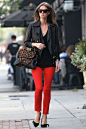 黑色机车夹克，豹纹挎包，红色牛仔裤，妮基·希尔顿(Nicky Hilton) 十二月衣柜里的衣服都是我们的最爱