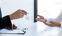 商务人士持有简历文件，面试工作经验的年轻人为公司申请财务会计，求职面试和求职申请
的概念。