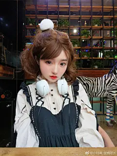 小陆戴@echo回声App 的小鹿耳机出门玩啦~
非常可爱的3D音乐耳机，还可以自由搭配更换耳朵和颜色呢~抽取一名转发此微博的小宝宝送同款小鹿耳机哦~我是在这里买的耳机：O网页链接 ​​​​